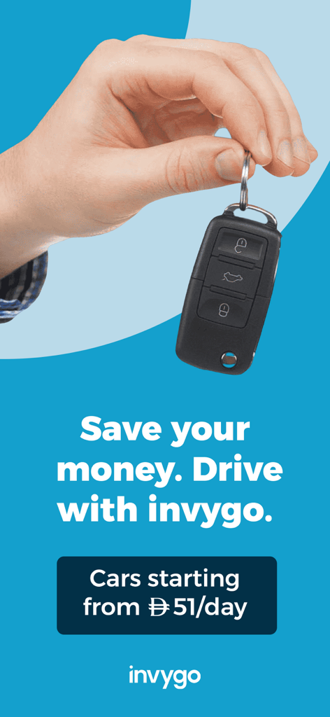 인비고 앱 텍스트 위에 저렴한 자동차 구독 홍보 문구와 함께 자동차 키를 들고 있는 손.