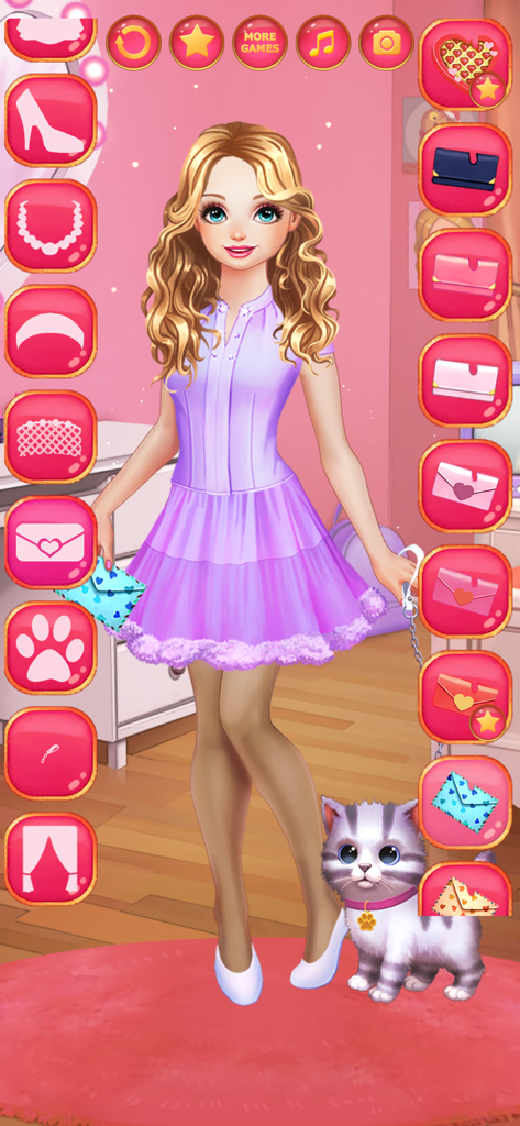 Una chica personaje con un vestido morado y un gatito en un juego de vestir de moda