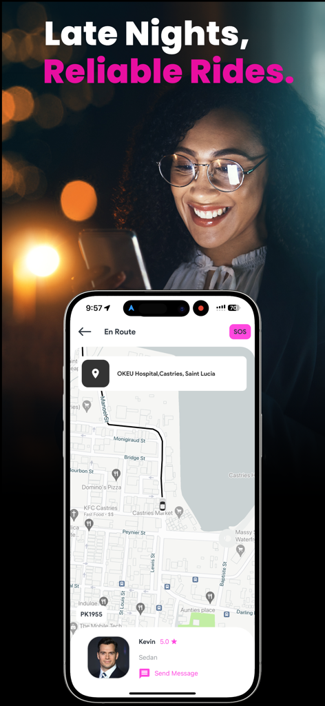 iCar Rider - Une femme utilisant l'application iCar Rider la nuit pour suivre son chauffeur sur une interface de carte en temps réel.
