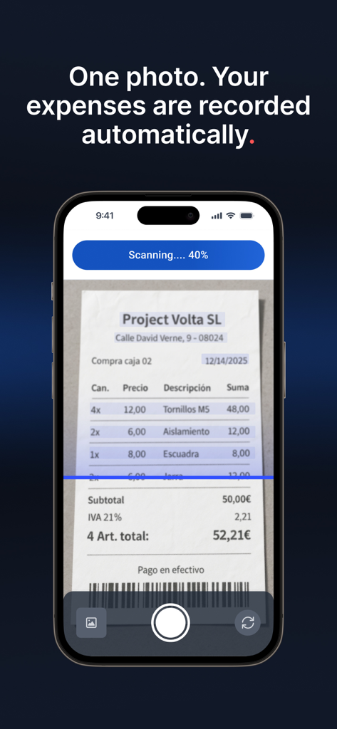 Pantalla de la aplicación móvil mostrando un recibo siendo escaneado para registrar gastos automáticamente en Holded.