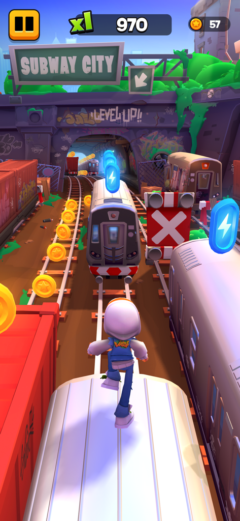 Jugabilidad de Subway Surfers City mostrando a un personaje corriendo en el techo de un tren en un entorno urbano
