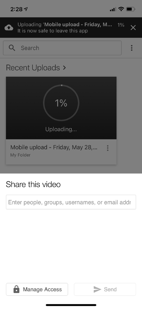 Panopto-App-Bildschirm für Mobilgeräte, der den Fortschritt des Video-Uploads und die Freigabeoptionen mit Schaltflächen zur Zugriffsverwaltung anzeigt