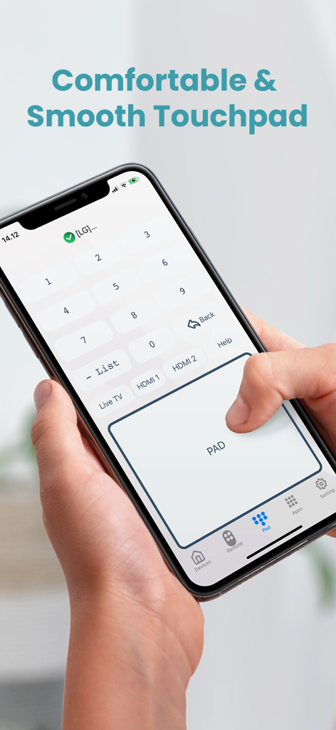 Mano sosteniendo un iPhone que muestra una interfaz de navegación táctil fluida para la aplicación TV Remote Universal.