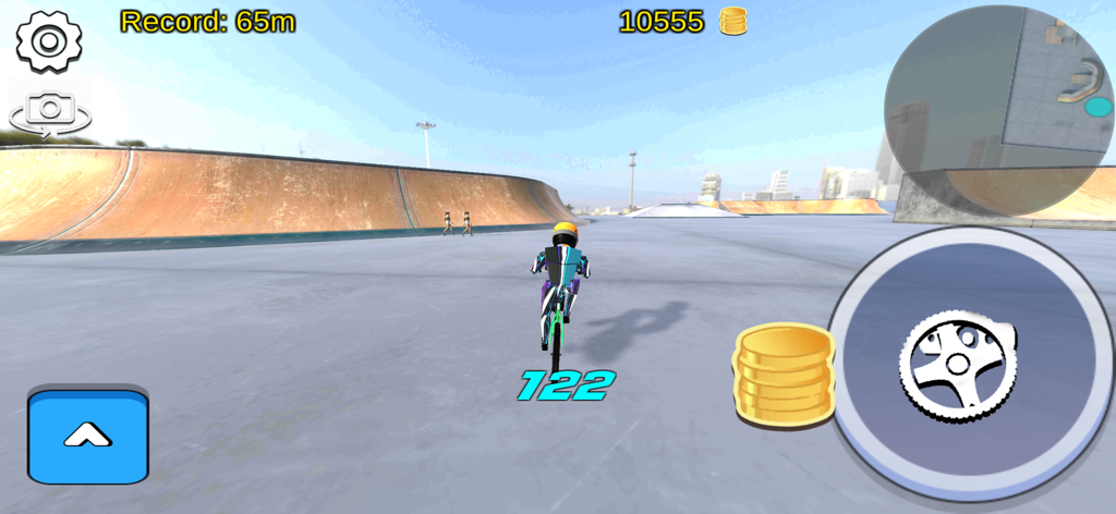 Una vista de juego 3D de un ciclista de BMX en un skatepark con rampas y un fondo urbano soleado en Wheelie Bike 3D
