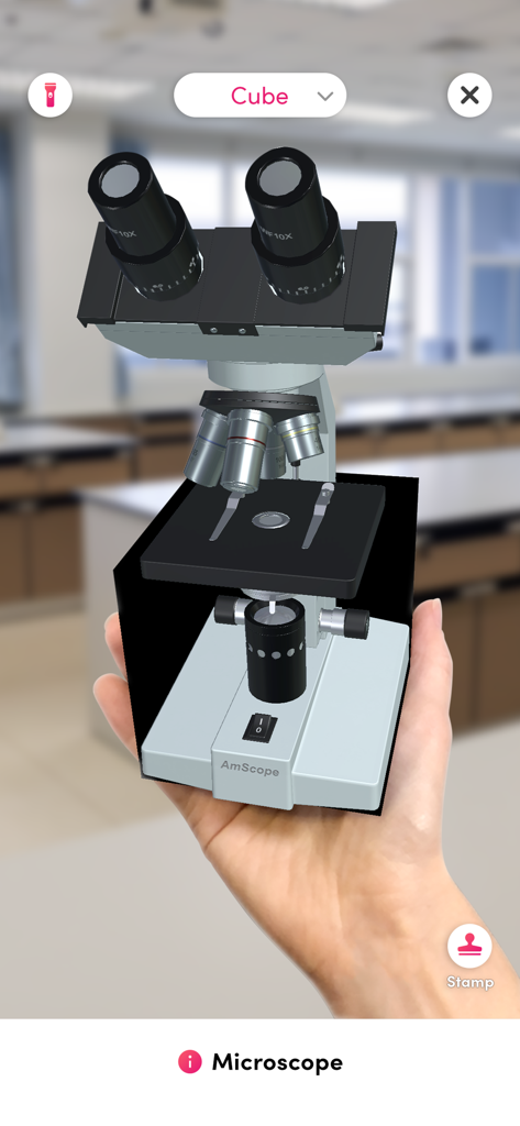 Ein 3D-Augmented-Reality-Mikroskop, das in einer Hand mit dem Merge Cube gehalten wird.