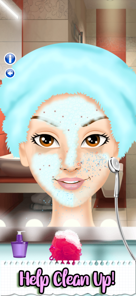 Una chica recibiendo una limpieza facial en la sala de spa con burbujas de jabón en la cara.