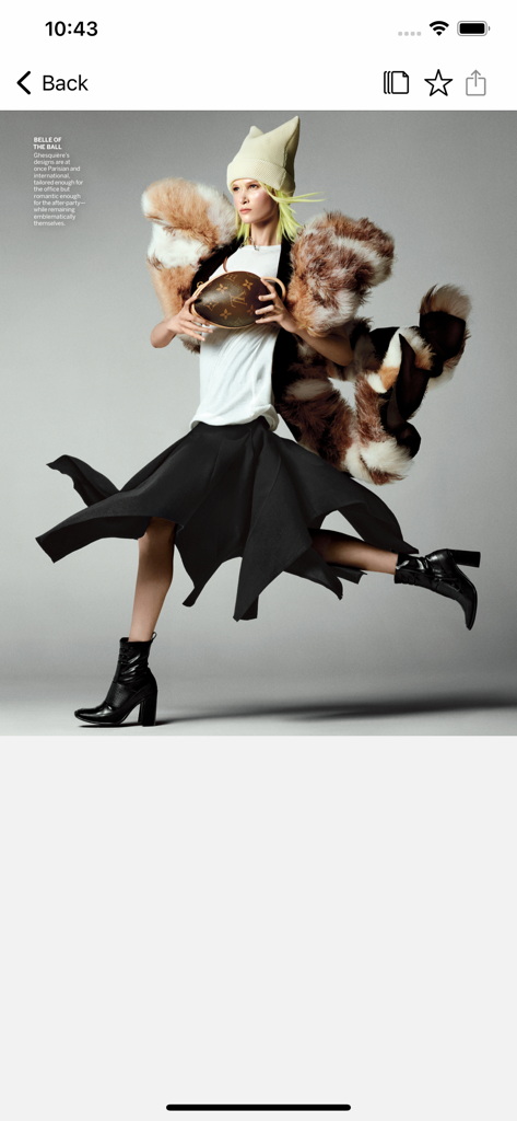 Photo éditoriale de haute couture d'un mannequin dans une tenue avant-gardiste et un sac de créateur tirée de l'application Vogue.