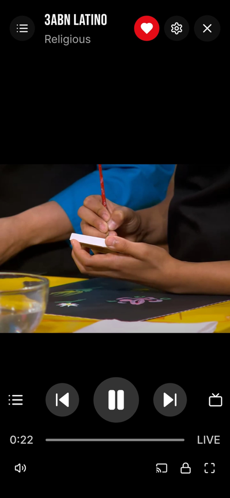 StreamFlix IPTV - Una schermata di streaming video live nell'app StreamFlix IPTV con controlli di riproduzione e dettagli del canale.