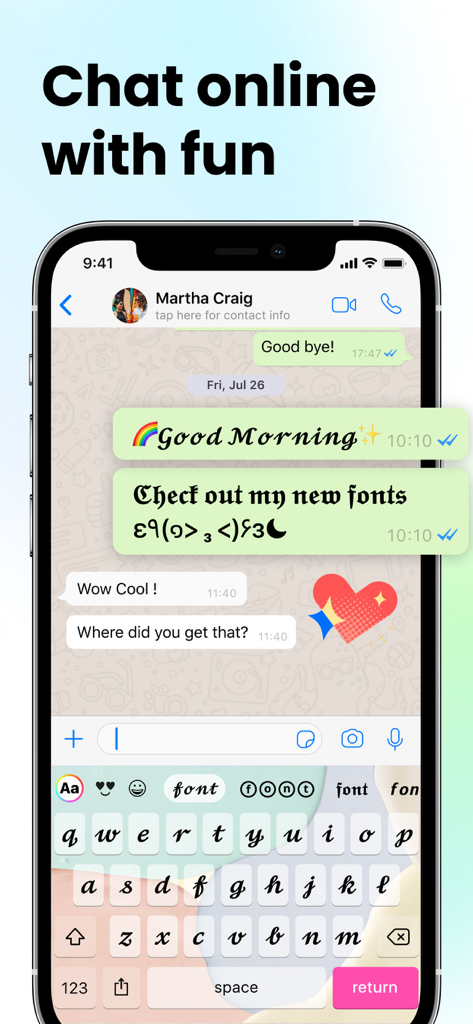 Uma tela de smartphone mostrando uma conversa de chat usando fontes estilosas e um teclado estético personalizado.