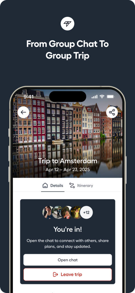 Pantalla de teléfono móvil mostrando la app Travly con un itinerario de viaje grupal para Ámsterdam