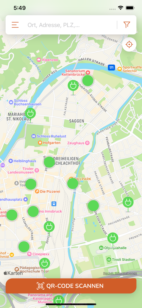 Carte d'Innsbruck dans l'application da emobil montrant les bornes de recharge pour véhicules électriques disponibles et un bouton pour scanner le code QR
