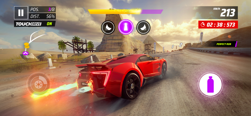 Asphalt Legends - Racing Game - 아스팔트 레전드 게임플레이에서 붉은색 스포츠카가 배경에 피라미드가 있는 사막 트랙에서 니트로 부스트를 사용하는 모습.