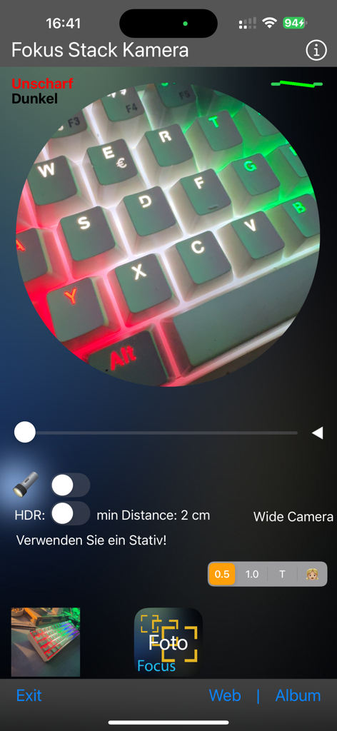 Focus Stack Camera - フォーカシングスタックカメラアプリのインターフェース。カラフルなバックライト付きキーボードのマクロ写真が表示されています。
