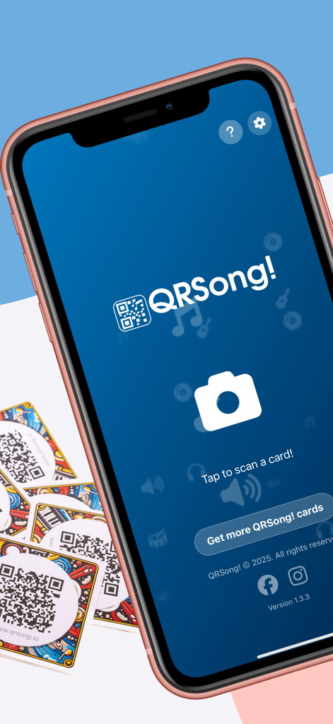 QRSong! - Teléfono inteligente que muestra la interfaz de la aplicación QRSong con un botón de escaneo junto a las cartas con código QR