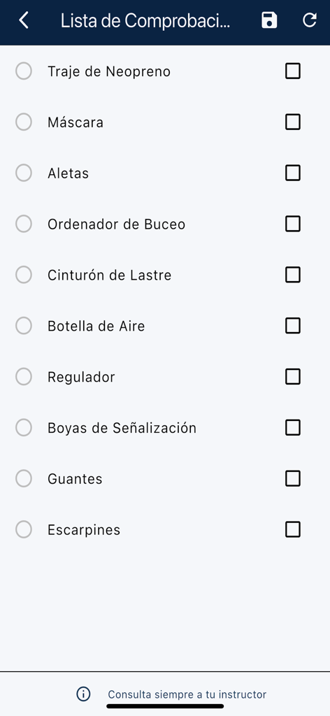 Pantalla de lista de verificación de equipo de buceo que enumera artículos como traje de neopreno, máscara y aletas en la aplicación Calculadora de Buceo.