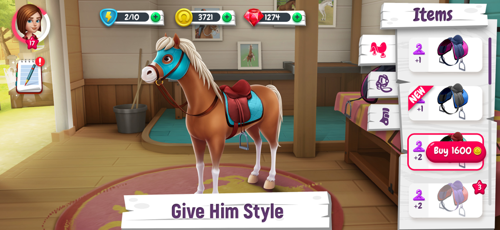 My Horse Stories - 厩舎にいる茶色の馬。アイテムメニューには、外見をカスタマイズするためのさまざまなサドルスタイルが表示されている