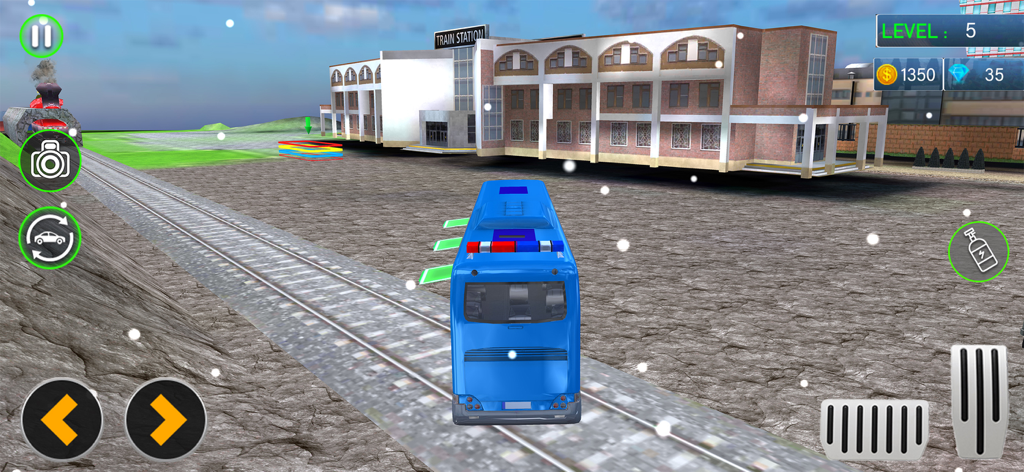 City Police War - Car Games 3D - Un vehículo policial azul conduciendo junto a las vías del tren y un edificio de estación de tren en un simulador 3D.