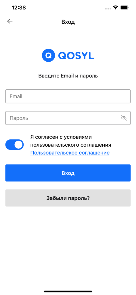 Qosyl - Anmeldebildschirm der Qosyl-App mit Feldern für E-Mail und Passwort und einem blauen Anmeldebutton.