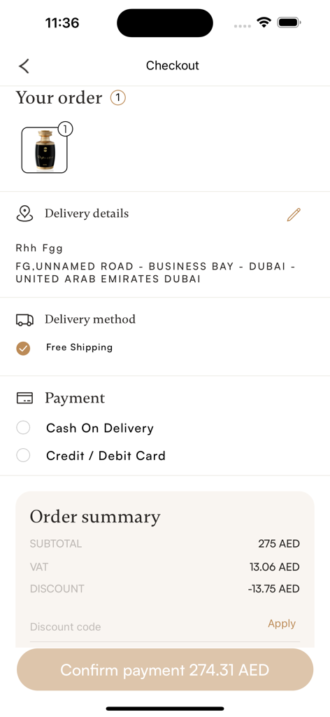 La pantalla de pago de la app Ajmal Perfume Online mostrando los detalles del pedido y la información de envío.