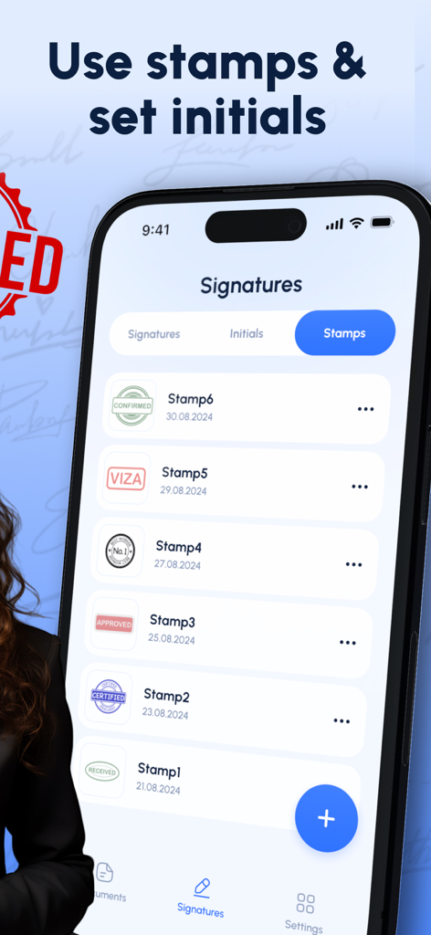 Une interface mobile de l'application Fill and Sign PDF montrant une liste de tampons numériques tels qu'Approuvé et Certifié pour le traitement des documents.