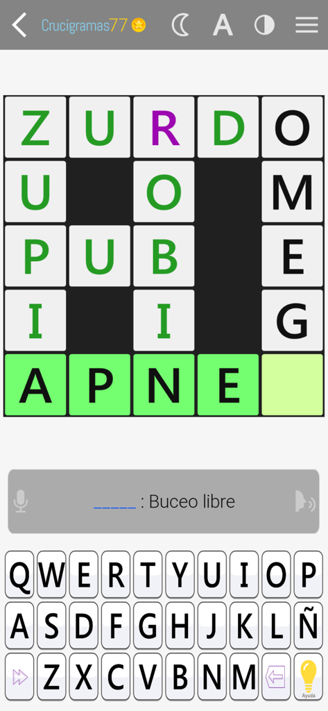 Crucigramas clásicos - Interfaz móvil de Crucigramas Clasicos un juego de crucigramas en español mostrando una cuadrícula de palabras y una pista en español