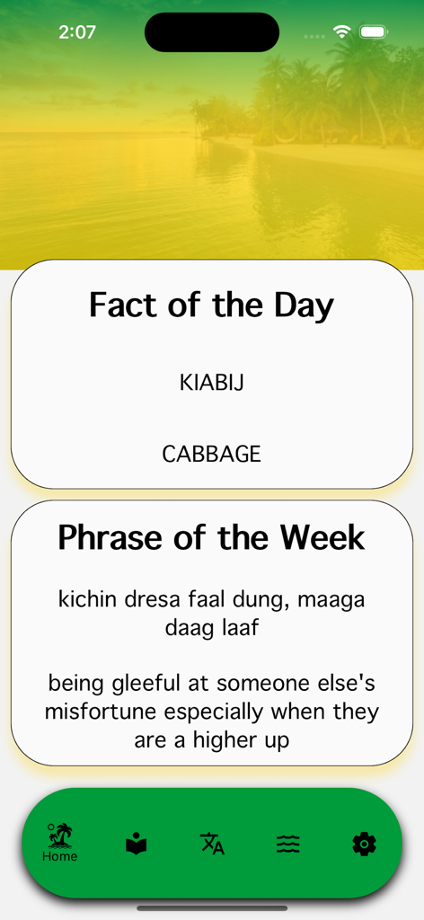 La pantalla de inicio de la aplicación JamrAAk presenta tarjetas para el Dato del Día de Patois Jamaicano y la Frase de la Semana sobre un fondo de playa tropical.