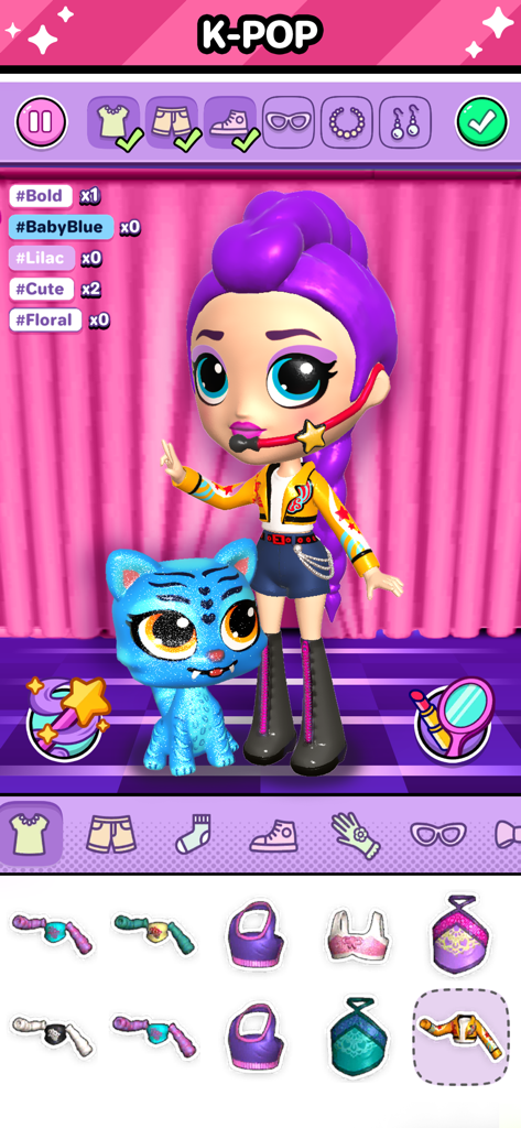 Go! Dolliz: Doll Dress Up Game - Juego móvil Go Dolliz que muestra una muñeca 3D con un atuendo K-Pop con una mascota azul brillante