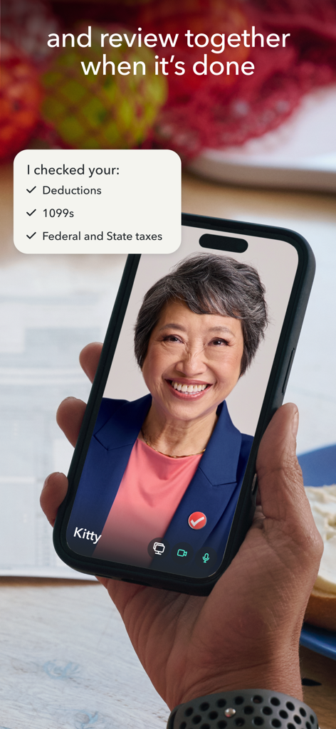 TurboTax: File Your Tax Return - Uma mão segurando um smartphone mostrando uma videochamada ao vivo com um especialista fiscal da TurboTax para revisão final