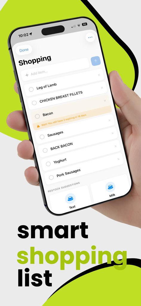Pantry Buddy - Less Food Waste - Pantry Buddy 앱의 스마트 쇼핑 목록 기능이 유통기한 알림과 함께 표시된 스마트폰 화면