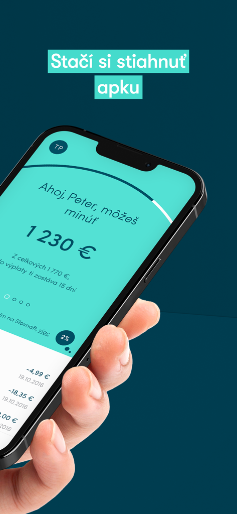 Una mano sosteniendo un smartphone que muestra la interfaz de la aplicación de banca móvil 365.bank con saldo de cuenta y seguimiento de presupuesto