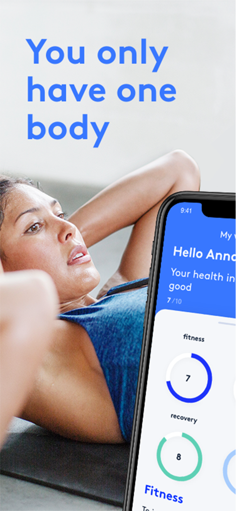 Smartphone-Bildschirm, der das vicoach-App-Dashboard für Fitness- und Erholungswerte neben einer Frau anzeigt, die Rumpfübungen macht