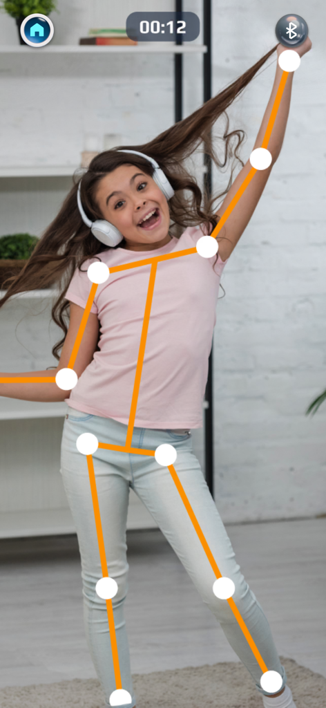 AIRO robot - Mädchen tanzt mit KI-Bewegungsverfolgungsskelett-Overlay in der AIRO Roboter App.