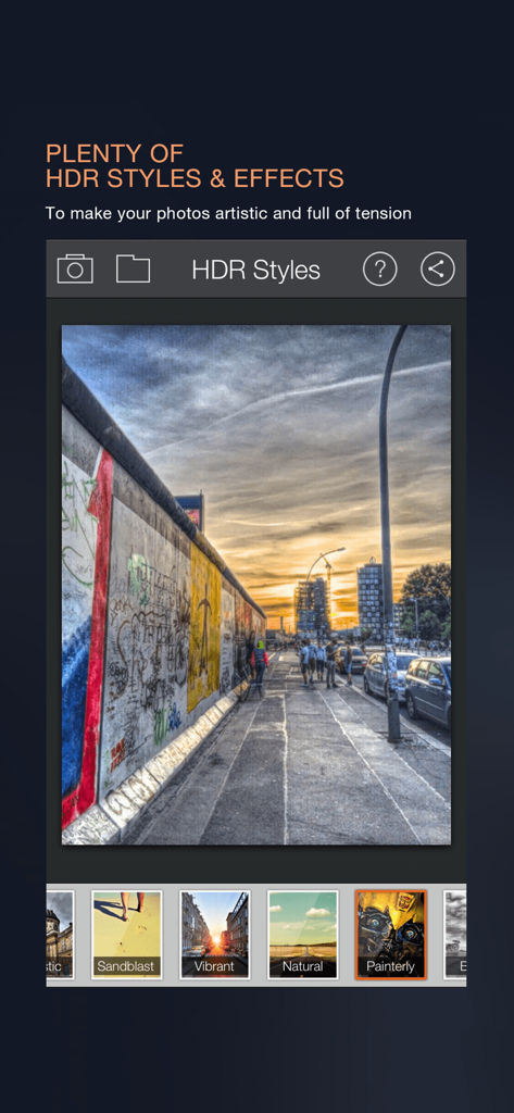 Oberfläche der Fotor HDR App mit künstlerischen Fotopresets und einer kontrastreichen Straßenszene.