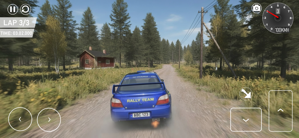 RPM Rally Car Racing Game 2026 - Une voiture de rallye bleue roulant sur une piste de terre à travers un environnement forestier