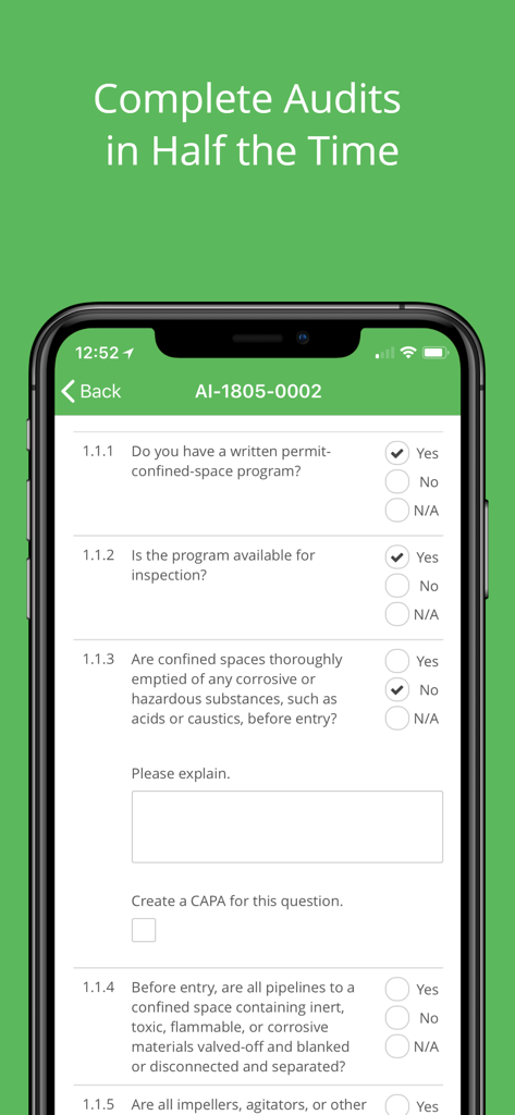 Mobile Benutzeroberfläche der EHS Insight-App mit einer Sicherheitsaudit-Checkliste für beengte Räume.