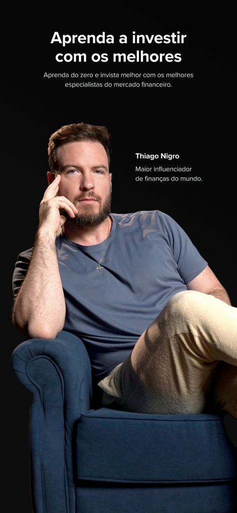 Experto financiero Thiago Nigro sentado en un sillón azul en la pantalla de bienvenida de la aplicación Finclass