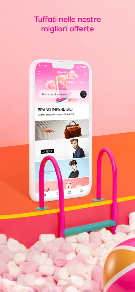 Smartphone che mostra l'app Privalia per lo shopping outlet con offerte lampo su uno sfondo colorato