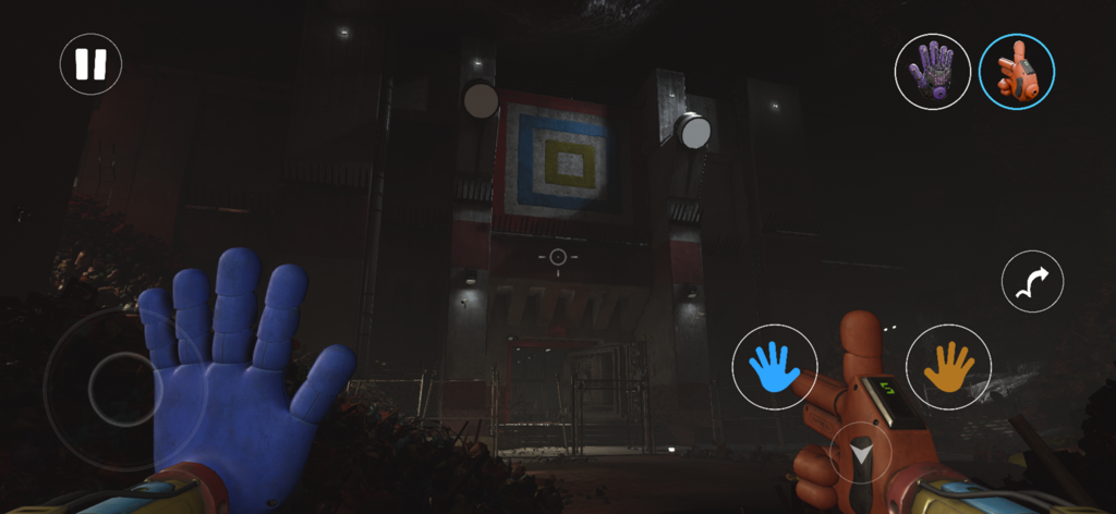 Gameplay em primeira pessoa de Poppy Playtime Chapter 4 mostrando as mãos mecânicas azul e vermelha em um ambiente industrial escuro