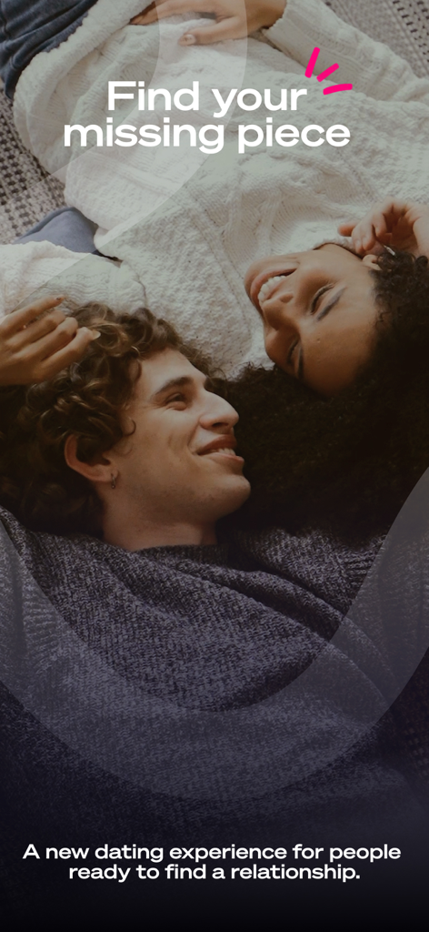 Jigsaw® Dating - 미소를 짓고 있는 커플이 Jigsaw 데이트 앱의 짝을 찾는다는 사명감을 나타내며 누워 있습니다.
