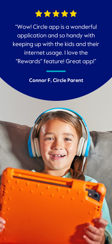 Circleペアレンタルコントロールアプリの5つ星カスタマーレビュー。タブレットとヘッドフォンを持った笑顔の子供の写真が含まれています。
