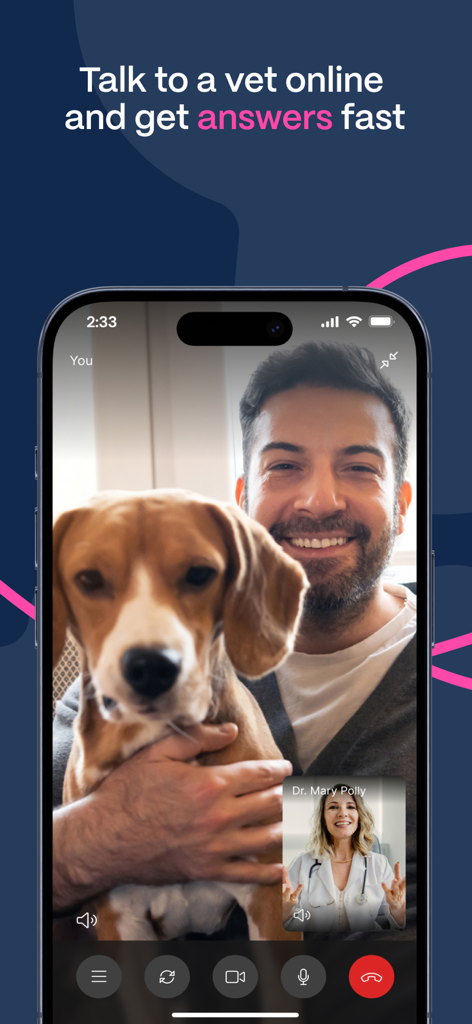 Un hombre sosteniendo a su perro durante una consulta por video en vivo con un veterinario en la aplicación Vetster.