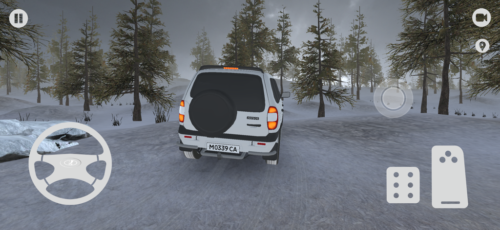 Forest Roads. Niva - Un vehículo Niva blanco conduciendo a través de un bosque nevado en el juego Forest Roads Niva.