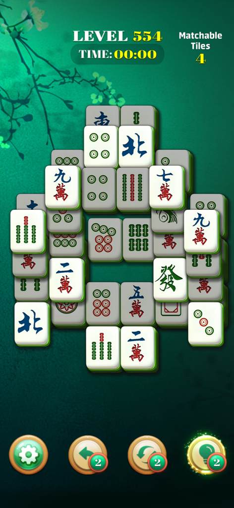 Tablero de puzzle de Mahjong Clásico Solitario con fichas chinas tradicionales sobre un relajante fondo floral verde