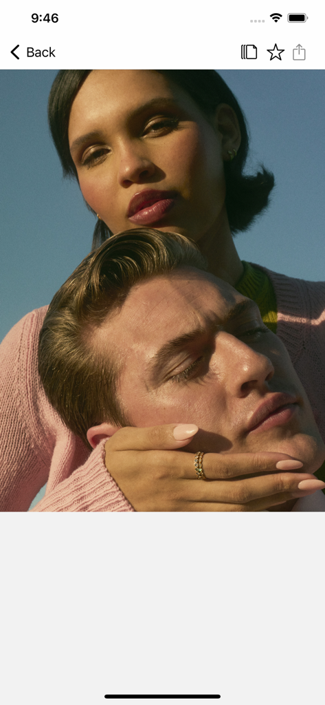 GQ - Fotografía editorial de alta calidad de un hombre y una mujer en prendas de punto rosas de la app de GQ