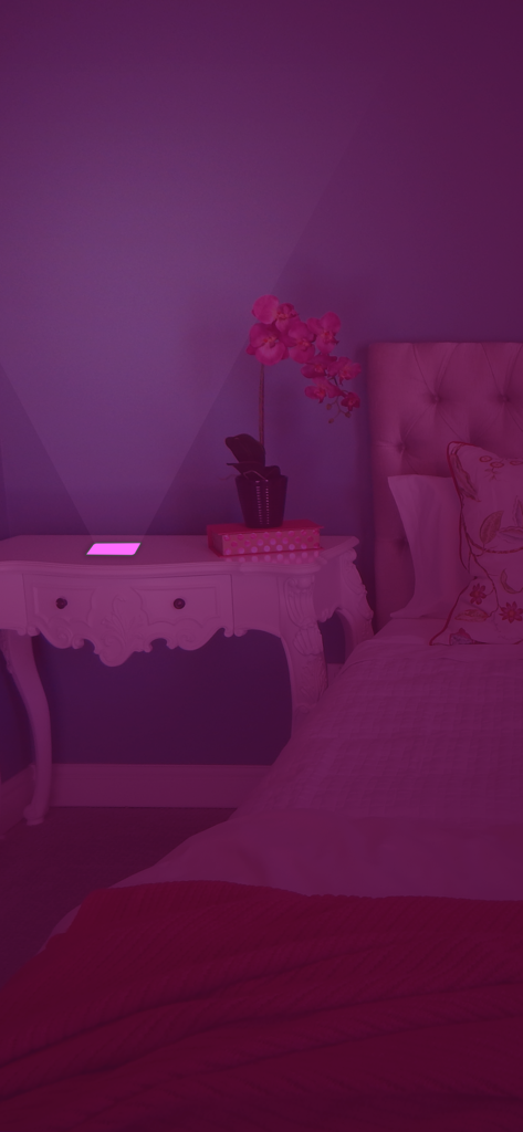 Screen Light Table Lamp - Smartphone sobre una mesita de noche emitiendo una luz de pantalla púrpura suave como lámpara de mesita de noche