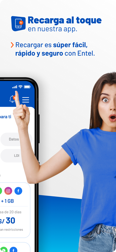 Una mujer señalando la pantalla de un smartphone que muestra la función de recarga móvil fácil de la app Mi Entel Peru.