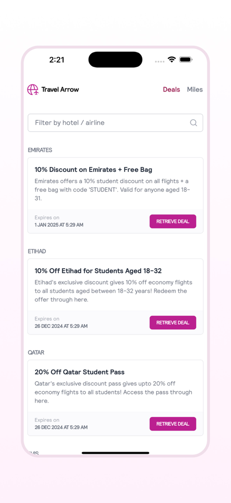 Captura de pantalla de la aplicación TravelArrow mostrando una lista de códigos promocionales de aerolíneas y descuentos para estudiantes para Emirates, Etihad y Qatar Airways.