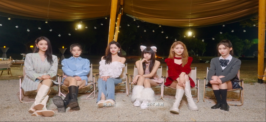 Love of Mobius - Seis interesses amorosos de Love of Mobius sentados juntos em um acampamento à noite.