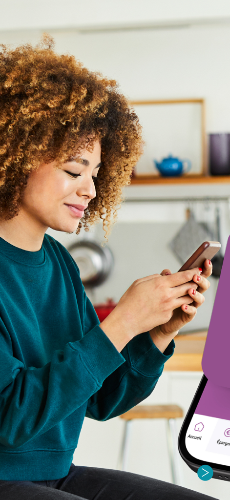 Jeune femme professionnelle utilisant l'application CA ELS sur son smartphone