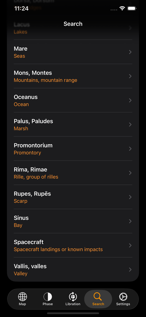Pantalla de búsqueda en la aplicación Atlas Lunar que muestra categorías como mares lunares, montañas y aterrizajes de naves espaciales.